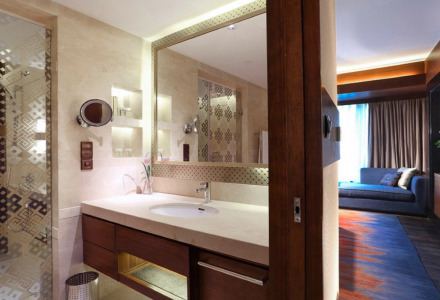 Bathtub in Shangri-La Hotel